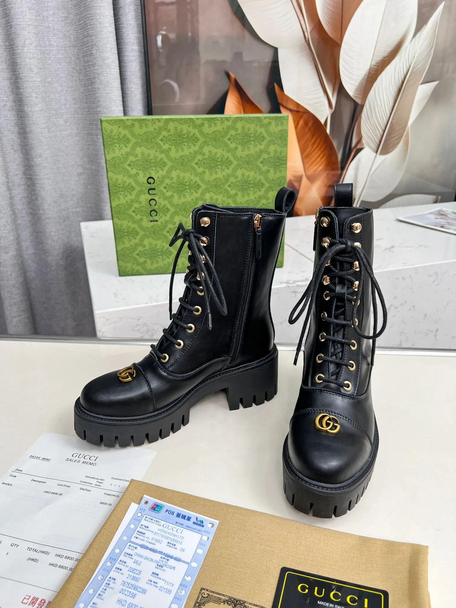 👟👟Ex-factory price 600👟👟 2025Gucci Gucci lace-up ankle boots. These lace-up ankle boots are made of Peugeot GG lace-up ankle boots. These lace-up ankle boots are carefully made of iconic GG cow leather, highlighting the brand's timeless and elegant aesthetic style. Featuring a bold silhouette, these ankle boots feature a rubber lug sole that provides secure support while giving the entire silhouette a modern, sophisticated feel. Lining: cowhide Heel height: 6 cm Size: 35-42#